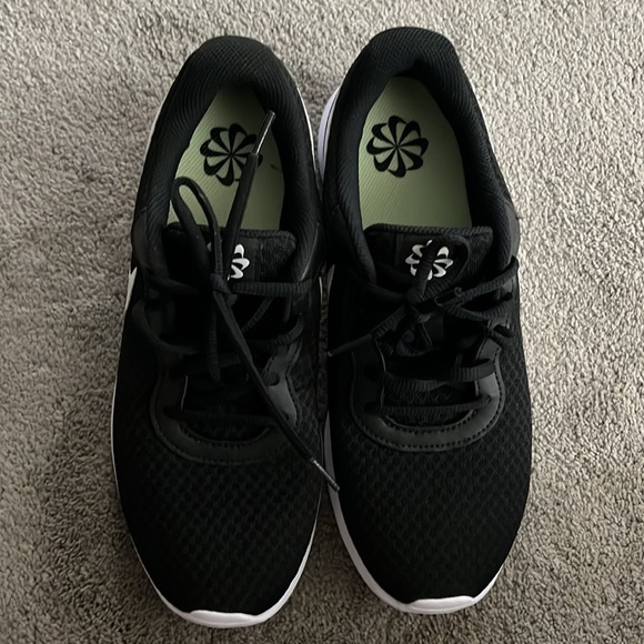 Nike black tennis with the white Nike swoosh - Picture 3 of 4